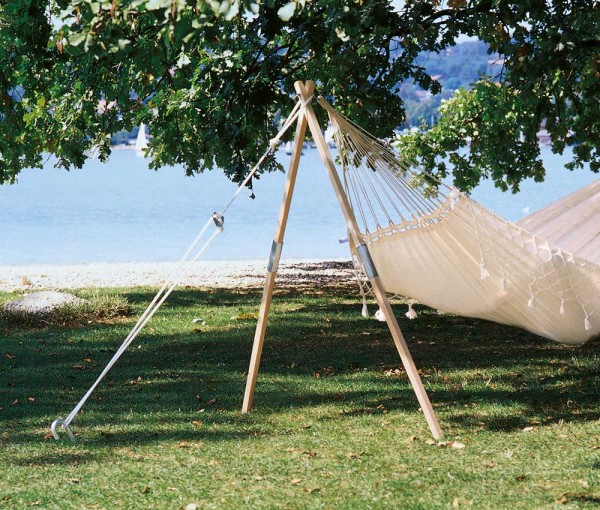 Hanging a hammock with one tree outlet